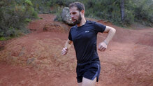 La Salomon S-LAB NSO TEE nos permite movernos con agilidad en los entrenamientos de velocidad