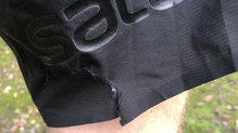 Salomon S-LAB Protect Short: Detalle del tejido rasgado 
