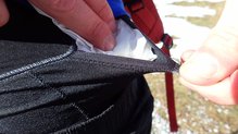 Salomon S-Lab Sense Boxer: Ayuda de unas pestañitas para acceder más fácilmente a los bolsillos.