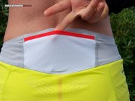 La falda Salomon S-Lab Sense Skort   dispone de un bolsillo en la parte posterior hecho con tela microperforada y abierto en su parte superior.