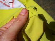 La falda Salomon S-Lab Sense Skort despus de varios usos uno de sus termosellados se ha despegado ligeramente justo en la unin de uno de los cortes frontales.