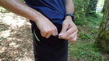 Salomon S-Lab Support Half Tight: 2 pequeños bolsillos con cintilla en los laterales.