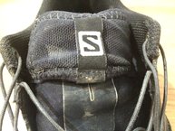 Bolsillo de la lengüeta para guardar los cordones de las Salomon S-Lab Wings 8 SG.