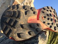 Parte anterior de la suela con tacos en forma de V para mejorar la tracción de las Salomon S-Lab Wings 8 SG.