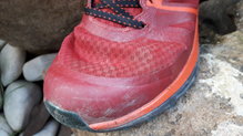 SALOMON SENSE ESCAPE GTX: se aprecian arrugas en la zona de flexin del upper, sin riesgo de rotura de la malla, con los termosellados en perfectas condiciones