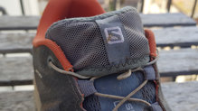 El bolsillo de las Salomon Sense Ride 3 guarda perfectamente los cordones