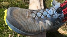 Salomon Sense Ride 4: El cordn se sobrepone al bolsillo de la lengeta.