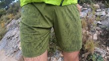 Podemos ver como el agua cala rápidamente en los Salomon Sense Short M.