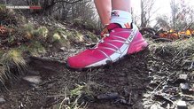 Los laterales de la mediasuela de las Salomon Speedcross Pro W vienen con proteccin antibarro, una extensin del upper. 