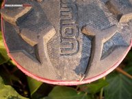 La zona del talón de la suela de las Salomon Speedcross Pro W acaba con dos tacos con forma de media flecha para una mayor tracción en bajadas.
