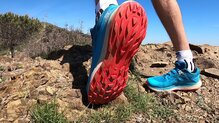 Salomon Ultra Glide: Tienen una suela que funciona mejor en terreno compacto.