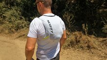 La Scott RC PRO TR’ 4 lleva la hidratación en los bolsillos delanteros.