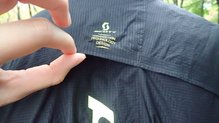 Scott RC Run Waterproof Jacket: rendija de transpiración
