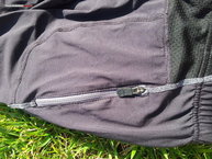 Detalle del bolsillo situado en la parte lateral del glúteo derecho