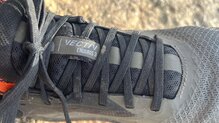 Detalle del sistema de atado de las The North Face VECTIV Enduris 3.