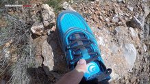 Lengeta de grosor medio en las Topo Athletic MT2 con pasador de cordores.