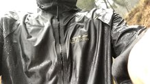 El tirador de la cremallera de la Uglow Rain Jacket X-Men  nos ayuda cuando llevamos guantes