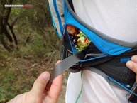 Ultimate Direction AK Mountain Vest 3.0: Con las cintas acabamos de ajustar la mochila a nuestro cuerpo