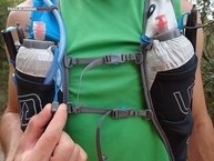 Ultimate Direction AK Mountain Vest 3.0: Ajuste con elstico y cierre para los bidones, botelles o soft