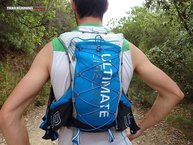 Ultimate Direction AK Mountain Vest 3.0: Gran capacidad y goma ajustable para comprimir la carga