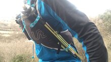 Ultimate Direction Adventure Vest 5.0: Parte delantera con palos.