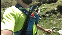 El sistema portabastones de la Ultimate Direction Mountain Vest 4.0