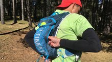 Ultimate Direction Mountain Vest 5.0: Intentando acceder al bolsillo trasero