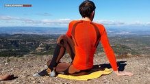 Comprobando el fit de la X-Bionic The Trick estirando después de una buena seción de Trail Running