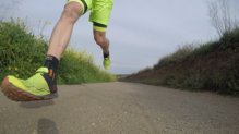 Probando los calcetines en varias zapatillas